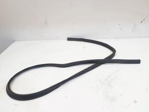 Gebruikte Motorkaprubber Mercedes ML II (164/4JG) 3.0 ML-280 CDI 4-Matic V6 24V Prijs € 35,00 Margeregeling aangeboden door GEJO Revisie & Onderdelen BV