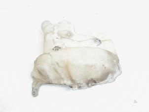 Gebruikte Ruitensproeiertank voor Mercedes ML II (164/4JG) 3.0 ML-280 CDI 4-Matic V6 24V Prijs € 19,00 Margeregeling aangeboden door GEJO Revisie & Onderdelen BV