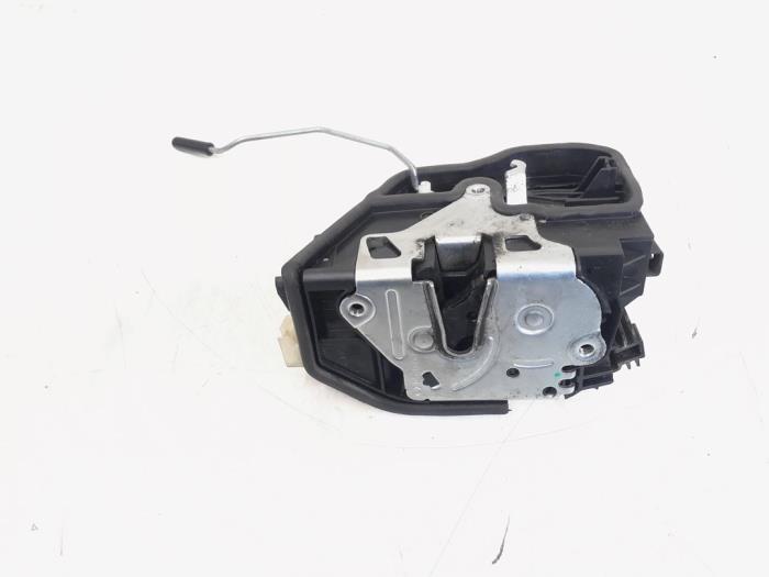 Deurslot Mechaniek 4Deurs links-voor van een BMW X1 (E84) sDrive 20d 2.0 16V 2010