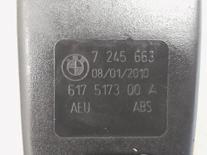 Veiligheidsgordel Insteek rechts-achter van een BMW X1 (E84) sDrive 20d 2.0 16V 2010