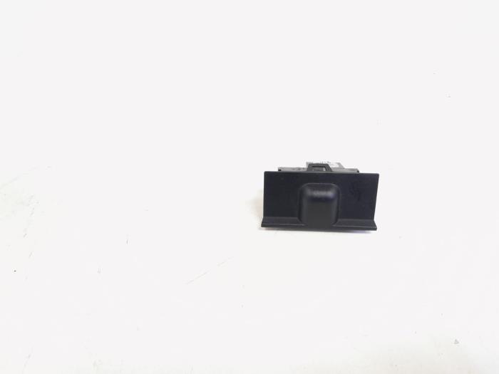 Gebruikte Lichtsensor Audi A4 Avant (B8) 3.0 TDI V6 24V Quattro Prijs € 9,00 Margeregeling aangeboden door GEJO Revisie & Onderdelen BV