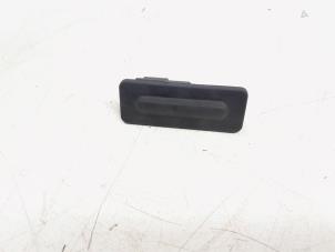 Gebruikte Handgreep Achterklep Peugeot 208 I (CA/CC/CK/CL) 1.2 Vti 12V PureTech Prijs € 17,00 Margeregeling aangeboden door GEJO Revisie & Onderdelen BV