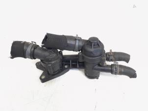 Gebruikte Thermostaathuis Volkswagen Golf V (1K1) 1.4 TSI 122 16V Prijs € 14,00 Margeregeling aangeboden door GEJO Revisie & Onderdelen BV