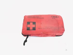 Gebruikte EHBO kit Audi A3 Limousine (8VS/8VM) 1.0 TFSI 12V Prijs € 4,00 Margeregeling aangeboden door GEJO Revisie & Onderdelen BV