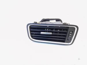 Gebruikte Luchtrooster Dashboard Volkswagen Jetta IV (162/16A) 1.2 TSI Prijs € 24,00 Margeregeling aangeboden door GEJO Revisie & Onderdelen BV