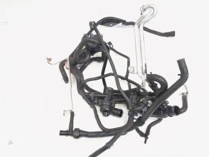 Gebruikte Thermostaathuis Volkswagen Passat Variant (365) 1.4 TSI 16V Prijs € 80,00 Margeregeling aangeboden door GEJO Revisie & Onderdelen BV