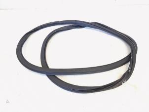 Gebruikte Portierrubber 4Deurs links-voor Lynk &amp; Co 01 1.5 PHEV Prijs € 25,00 Margeregeling aangeboden door GEJO Revisie & Onderdelen BV