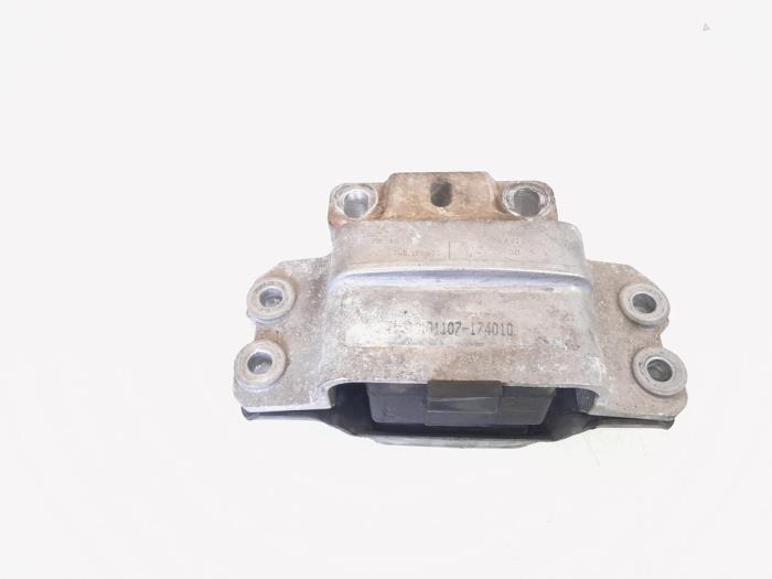 Gebruikte Versnellingsbak Steun Volkswagen Passat CC (357) 1.8 TSI 16V Prijs € 8,00 Margeregeling aangeboden door GEJO Revisie & Onderdelen BV