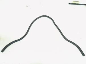 Gebruikte Motorkaprubber Volkswagen Passat Variant (3C5) 2.0 TDI 140 Prijs € 5,00 Margeregeling aangeboden door GEJO Revisie & Onderdelen BV