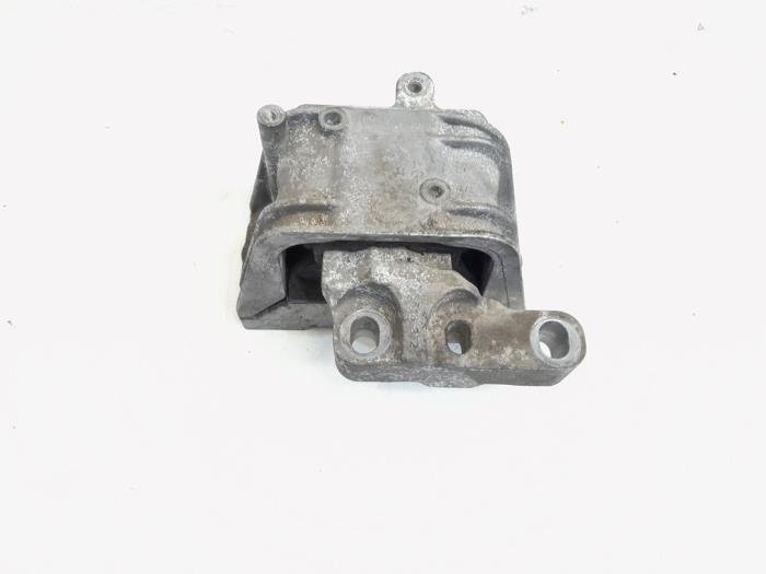 Motorsteun van een Volkswagen Passat Variant (3C5) 2.0 TDI 140 2006