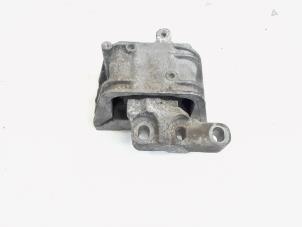 Gebruikte Motorrubber Volkswagen Passat Variant (3C5) 2.0 TDI 140 Prijs € 5,00 Margeregeling aangeboden door GEJO Revisie & Onderdelen BV