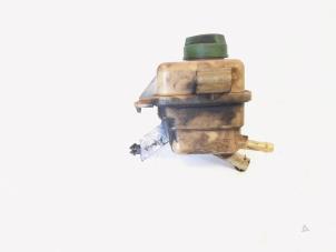 Gebruikte Stuurbekrachtiging Olie Reservoir Volkswagen Transporter T5 2.5 TDi Prijs € 9,00 Margeregeling aangeboden door GEJO Revisie & Onderdelen BV