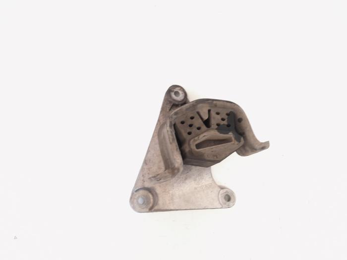 Gebruikte Motorrubber Volkswagen Transporter T5 2.5 TDi Prijs € 14,00 Margeregeling aangeboden door GEJO Revisie & Onderdelen BV