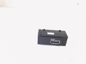 Gebruikte AUX/USB aansluiting Audi A3 Limousine (8VS/8VM) 1.6 TDI Ultra 16V Prijs € 9,00 Margeregeling aangeboden door GEJO Revisie & Onderdelen BV