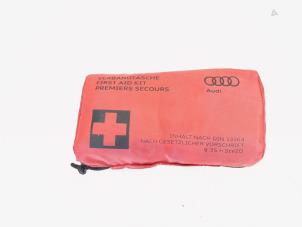 Gebruikte EHBO kit Audi A3 Limousine (8VS/8VM) 1.6 TDI Ultra 16V Prijs € 4,00 Margeregeling aangeboden door GEJO Revisie & Onderdelen BV