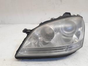 Gebruikte Linker Koplamp Mercedes ML II (164/4JG) 3.0 ML-320 CDI 4-Matic V6 24V Prijs € 125,00 Margeregeling aangeboden door GEJO Revisie & Onderdelen BV