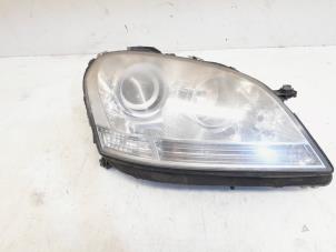 Gebruikte Rechter Koplamp Mercedes ML II (164/4JG) 3.0 ML-320 CDI 4-Matic V6 24V Prijs € 150,00 Margeregeling aangeboden door GEJO Revisie & Onderdelen BV