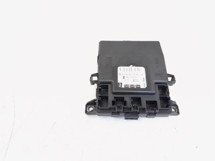 Gebruikte Deur module Mercedes ML II (164/4JG) 3.0 ML-320 CDI 4-Matic V6 24V Prijs € 29,00 Margeregeling aangeboden door GEJO Revisie & Onderdelen BV