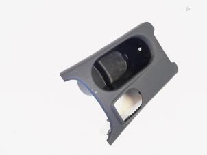 Gebruikte Bekerhouder Mercedes A (W176) 1.6 A-200 16V Prijs € 14,00 Margeregeling aangeboden door GEJO Revisie & Onderdelen BV