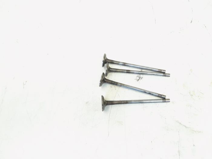 Uitlaatklep van een Mercedes-Benz A (W176) 1.6 A-200 16V 2013