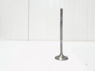 Gebruikte Inlaatklep Mercedes A (W176) 1.6 A-200 16V Prijs € 7,00 Margeregeling aangeboden door GEJO Revisie & Onderdelen BV