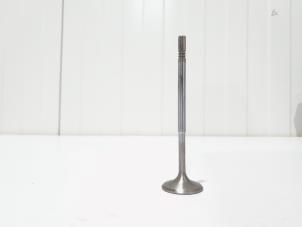 Gebruikte Inlaatklep Mercedes A (W176) 1.6 A-200 16V Prijs € 7,00 Margeregeling aangeboden door GEJO Revisie & Onderdelen BV