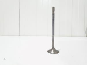 Gebruikte Inlaatklep Mercedes A (W176) 1.6 A-200 16V Prijs € 7,00 Margeregeling aangeboden door GEJO Revisie & Onderdelen BV