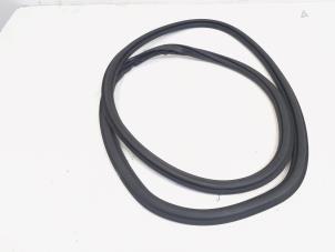 Gebruikte Portierrubber 4Deurs links-voor Lynk &amp; Co 01 1.5 PHEV Prijs € 45,00 Margeregeling aangeboden door GEJO Revisie & Onderdelen BV