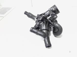 Gebruikte Thermostaathuis Mercedes A (W176) 2.0 A-250 Turbo 16V Prijs € 19,00 Margeregeling aangeboden door GEJO Revisie & Onderdelen BV