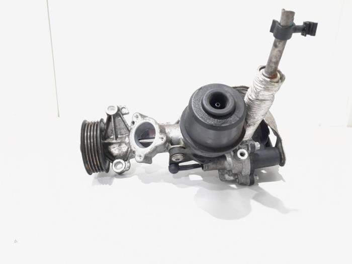 Waterpomp van een Mercedes-Benz A (W176) 2.0 A-250 Turbo 16V 2012