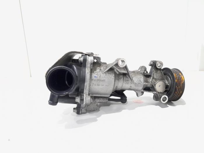 Waterpomp van een Mercedes-Benz A (W176) 2.0 A-250 Turbo 16V 2012