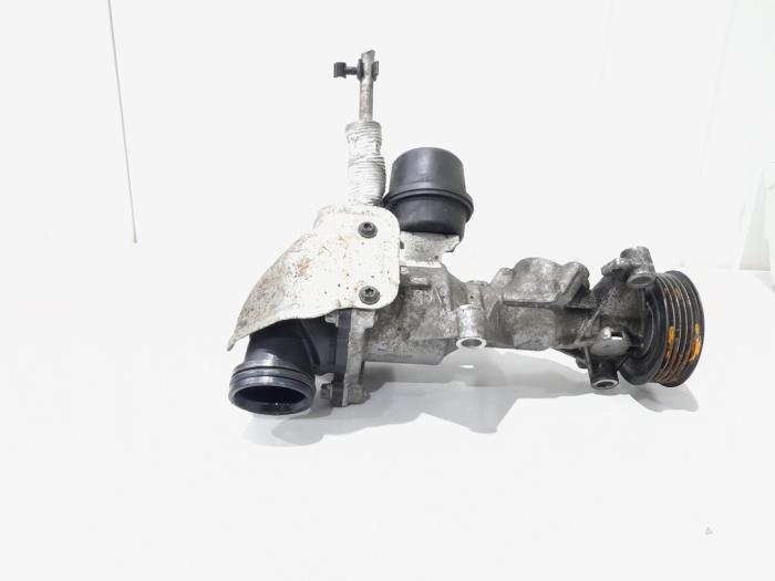 Waterpomp van een Mercedes-Benz A (W176) 2.0 A-250 Turbo 16V 2012