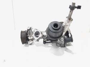 Gebruikte Waterpomp Mercedes A (W176) 2.0 A-250 Turbo 16V Prijs € 64,00 Margeregeling aangeboden door GEJO Revisie & Onderdelen BV