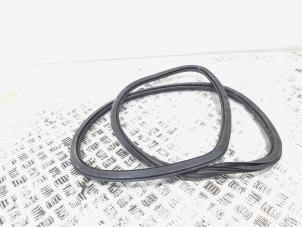 Gebruikte Portierrubber 4Deurs rechts-achter Audi Q3 (8UB/8UG) 2.0 16V TFSI 200 Quattro Prijs € 24,00 Margeregeling aangeboden door GEJO Revisie & Onderdelen BV