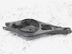 Gebruikte Draagarm onder links-achter Lynk &amp; Co 01 1.5 PHEV Prijs € 99,00 Margeregeling aangeboden door GEJO Revisie & Onderdelen BV