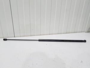 Gebruikte Gasdemper Motorkap rechts Audi A3 Sportback (8VA/8VF) 1.6 TDI 16V Prijs € 9,95 Margeregeling aangeboden door GEJO Revisie & Onderdelen BV