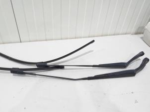 Gebruikte Ruitenwisserarm set Audi A3 Sportback (8VA/8VF) 1.6 TDI 16V Prijs € 27,00 Margeregeling aangeboden door GEJO Revisie & Onderdelen BV