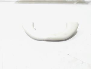 Gebruikte Handgreep Volkswagen Caddy III (2KA,2KH,2CA,2CH) 1.6 TDI 16V Prijs € 12,00 Margeregeling aangeboden door GEJO Revisie & Onderdelen BV