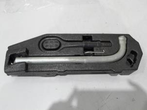 Gebruikte Gereedschap Set Volkswagen Caddy III (2KA,2KH,2CA,2CH) 1.6 TDI 16V Prijs € 34,00 Margeregeling aangeboden door GEJO Revisie & Onderdelen BV