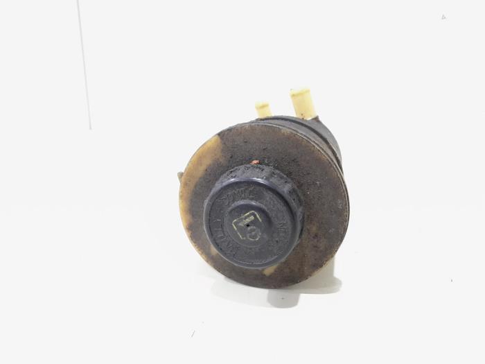 Gebruikte Servo Oliereservoir Renault Espace (JK) 2.0 16V Turbo Prijs € 9,00 Margeregeling aangeboden door GEJO Revisie & Onderdelen BV