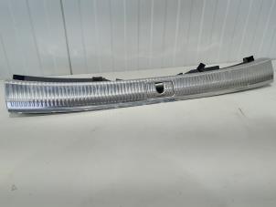 Gebruikte Afdekking slotvanger achter Audi A4 Avant (B9) 2.0 TDI Ultra 16V Prijs € 19,95 Margeregeling aangeboden door GEJO Revisie & Onderdelen BV