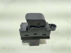 Gebruikte Elektrisch Raam Schakelaar Suzuki Baleno (EW/FW) 1.2 Dual Jet 16V Prijs € 9,00 Margeregeling aangeboden door GEJO Revisie & Onderdelen BV