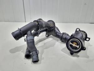 Gebruikte Thermostaathuis Audi A4 Avant (B9) 2.0 TDI Ultra 16V Prijs € 15,00 Margeregeling aangeboden door GEJO Revisie & Onderdelen BV