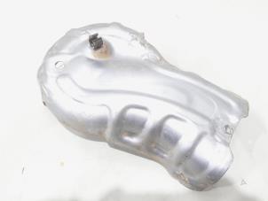 Gebruikte Hitteschild uitlaat Volvo V90 II (PW) 2.0 B4 16V Mild Hybrid Prijs € 29,99 Margeregeling aangeboden door GEJO Revisie & Onderdelen BV