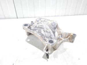 Gebruikte Dynamosteun boven Volvo V90 II (PW) 2.0 B4 16V Mild Hybrid Prijs € 34,95 Margeregeling aangeboden door GEJO Revisie & Onderdelen BV