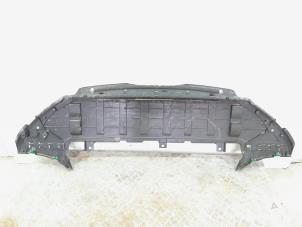 Gebruikte Bodem beschermplaat Volvo V90 II (PW) 2.0 B4 16V Mild Hybrid Prijs € 94,95 Margeregeling aangeboden door GEJO Revisie & Onderdelen BV