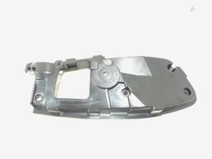 Gebruikte Steun (diversen) Audi A1 Sportback (8XA/8XF) 1.6 TDI 16V Prijs € 5,00 Margeregeling aangeboden door GEJO Revisie & Onderdelen BV