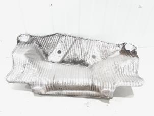 Gebruikte Hitteschild uitlaat Audi A4 Avant (B9) 2.0 TDI Ultra 16V Prijs € 14,95 Margeregeling aangeboden door GEJO Revisie & Onderdelen BV