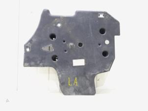 Gebruikte Beschermplaat bodem Lynk &amp; Co 01 1.5 PHEV Prijs € 19,99 Margeregeling aangeboden door GEJO Revisie & Onderdelen BV