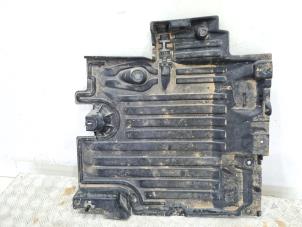 Gebruikte Bodem beschermplaat Lynk &amp; Co 01 1.5 PHEV Prijs € 35,00 Margeregeling aangeboden door GEJO Revisie & Onderdelen BV